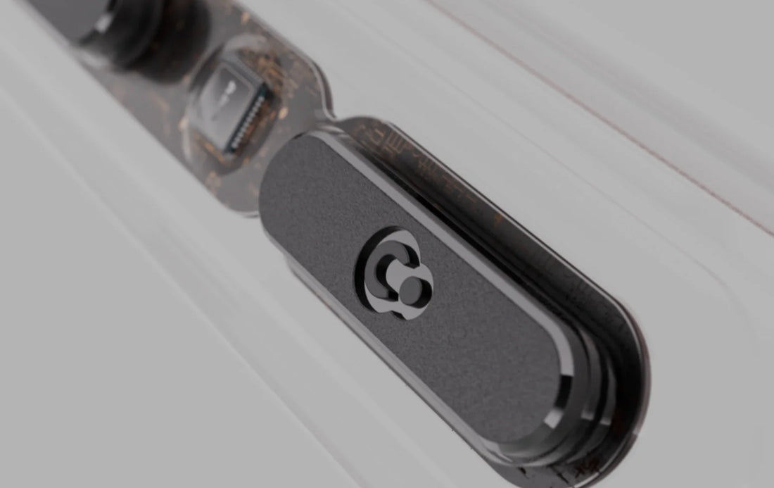 A seamless shortcut key built into your aramid case, for instant access to what matters most.